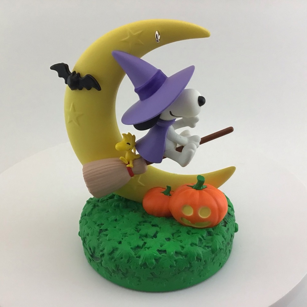Hallmark Keepsake Peanuts Snoopy’s Moonlit Mischief 2023 Magic Light and Sound